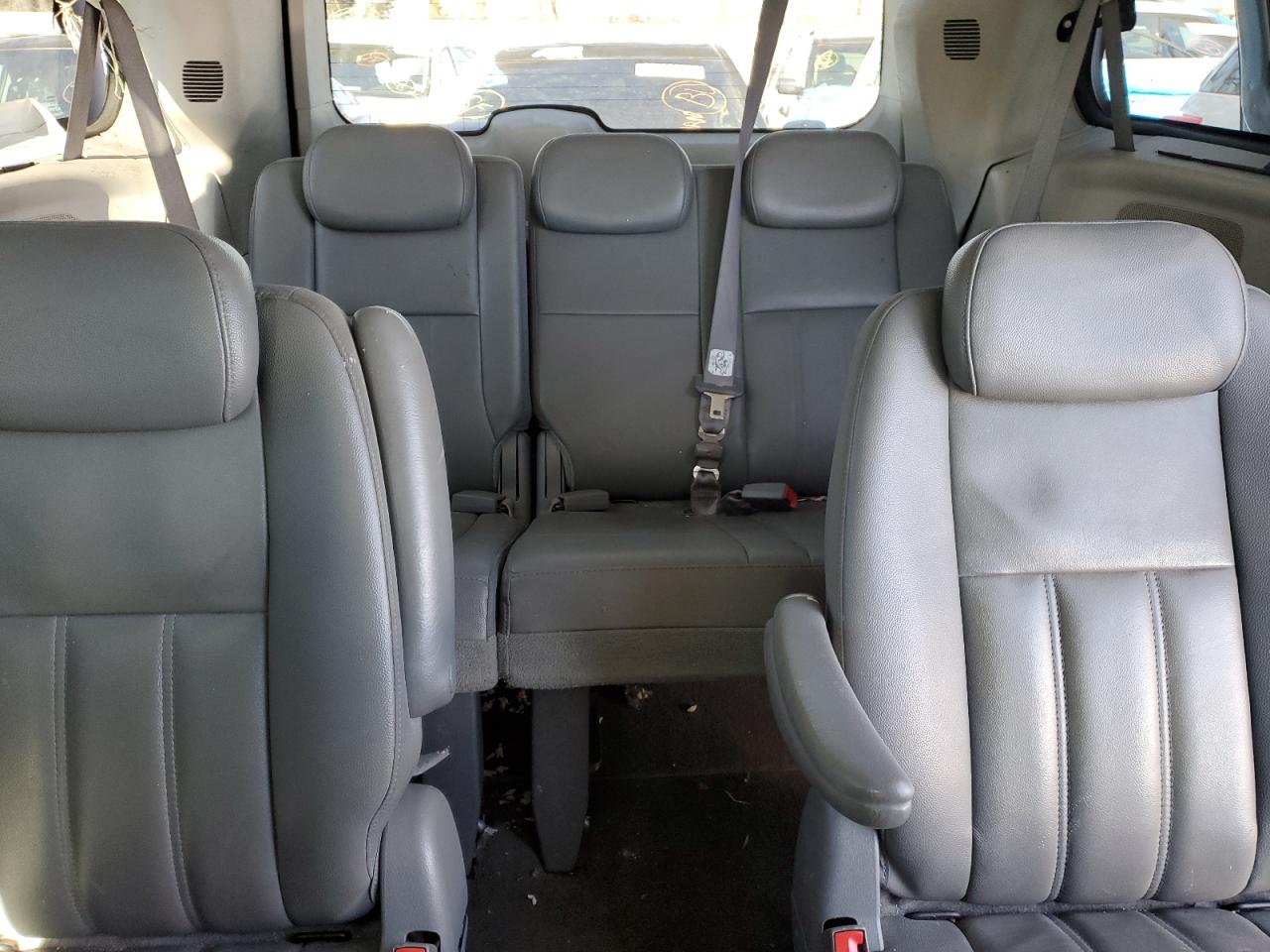 2009 Chrysler Town & Country - Image 10