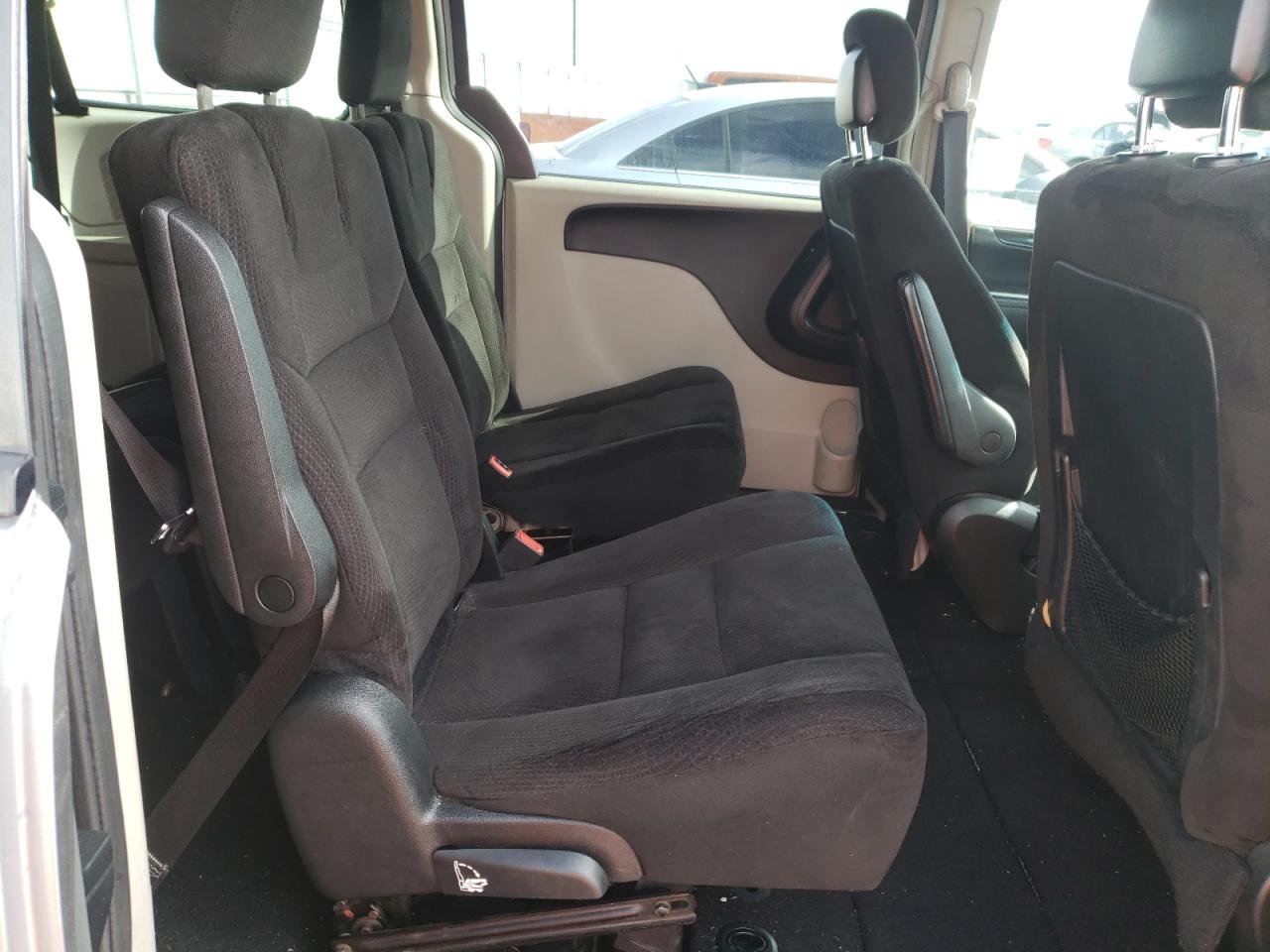 2015 Dodge Caravan - Image 11