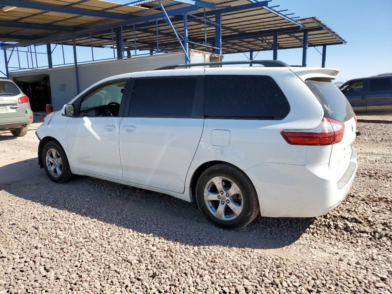 2015 Toyota Sienna - Image 2