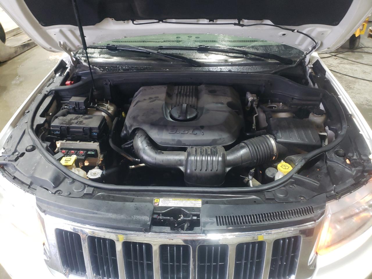 2011 Jeep Grand Cherokee - Image 12