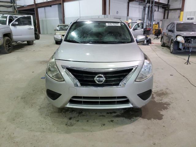  NISSAN VERSA 2018 Srebrny