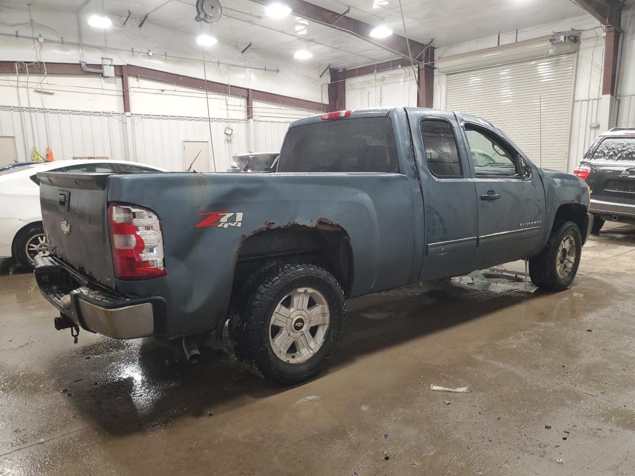 2009 Chevrolet Silverado - Image 3