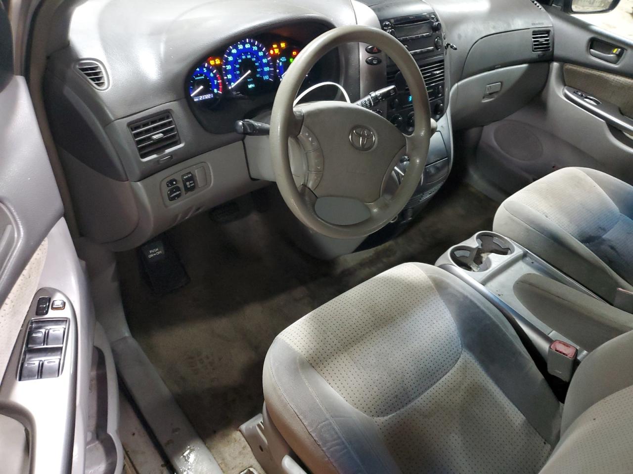 2010 Toyota Sienna - Image 8