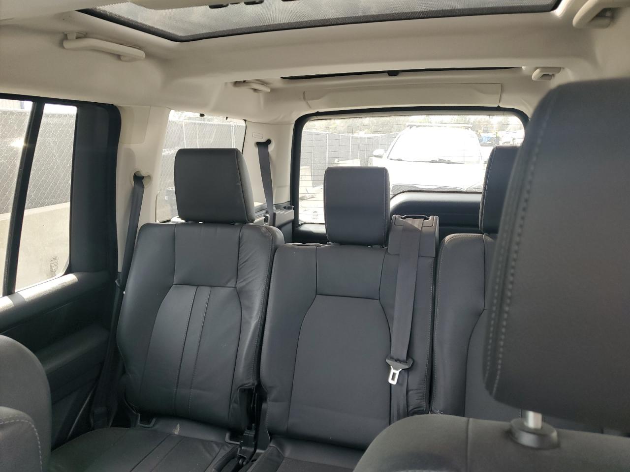 2013 Land Rover LR4 - Image 10