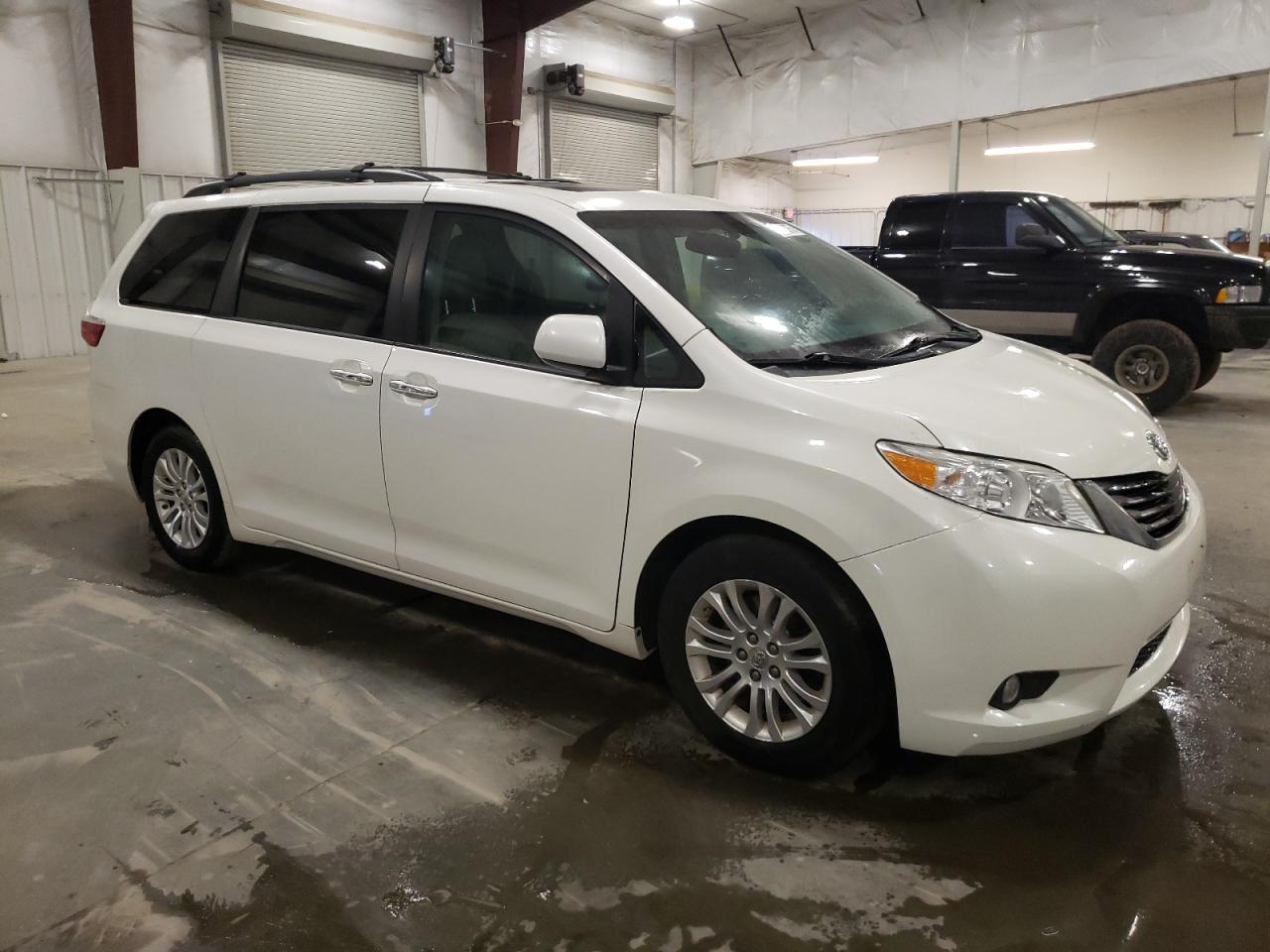 2015 Toyota Sienna - Image 4
