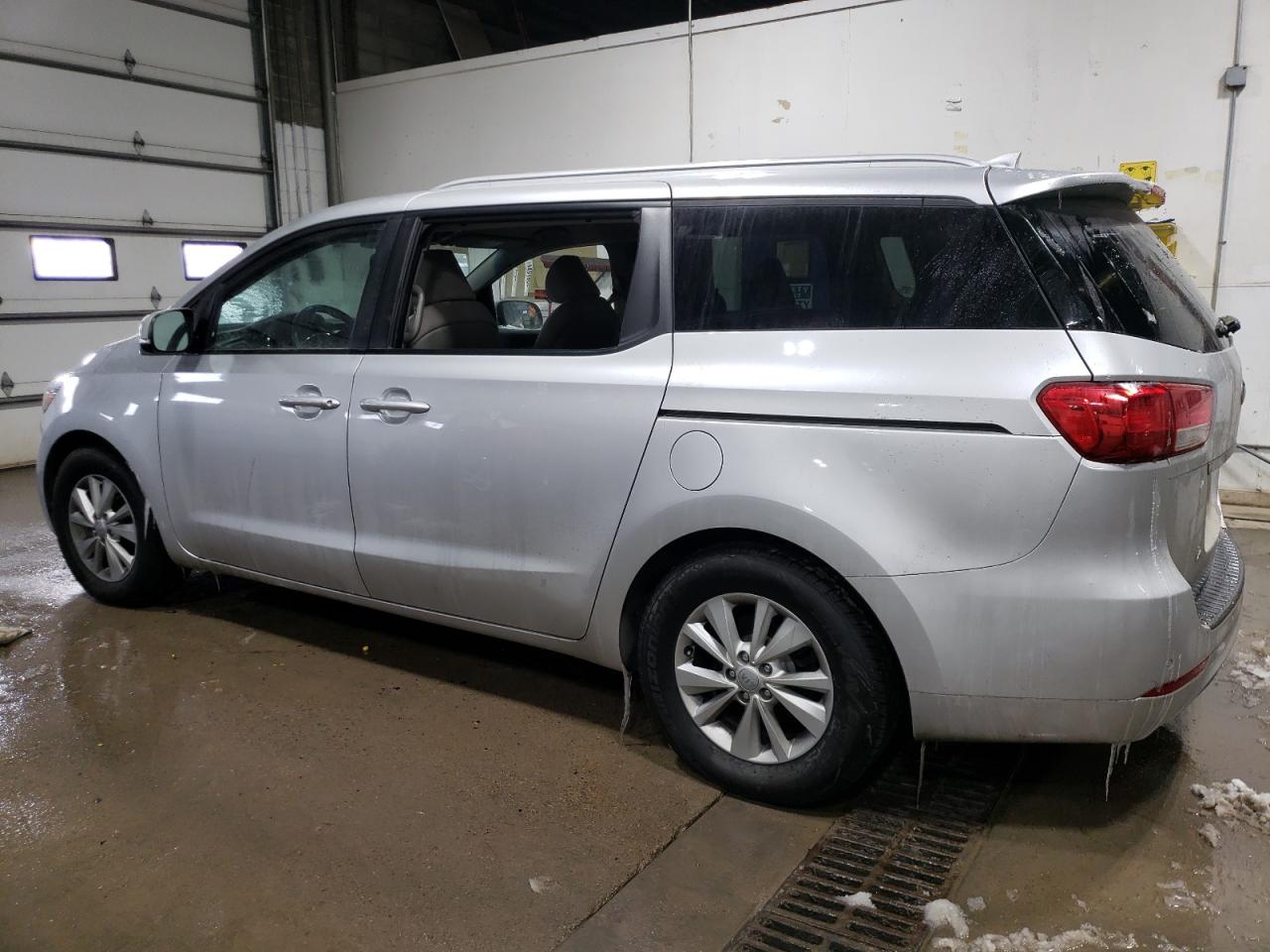 2016 Kia Sedona - Image 2