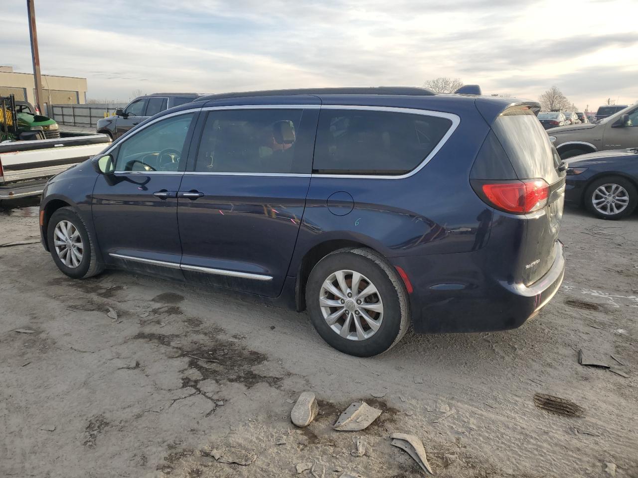 2017 Chrysler Pacifica - Image 2
