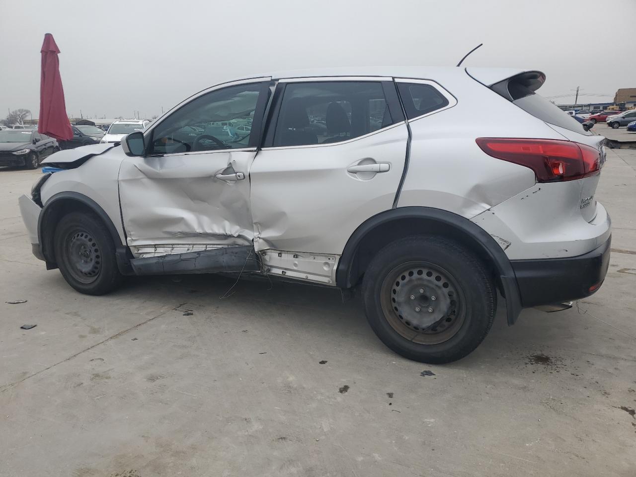 2017 Nissan Rogue - Image 2