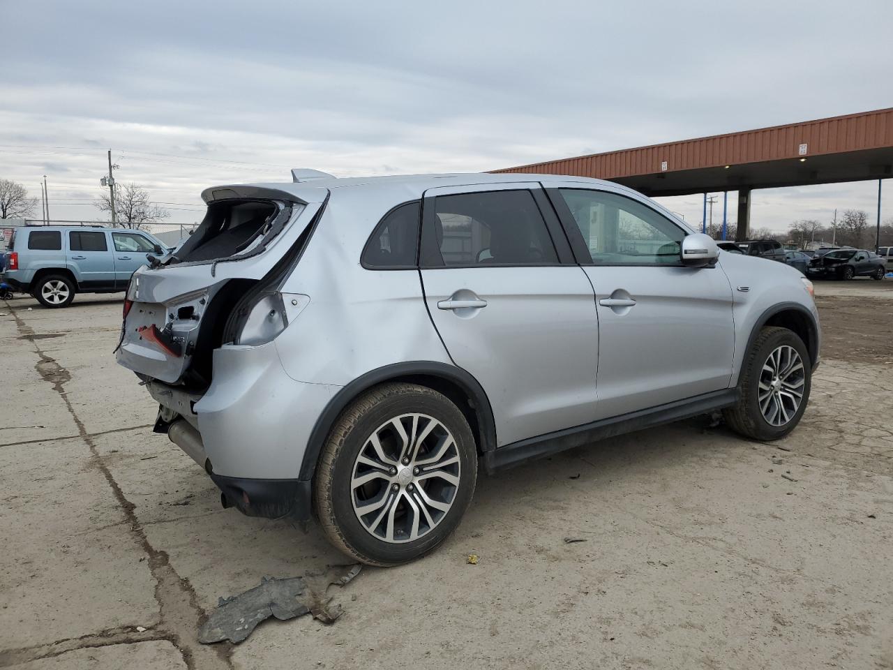 2017 Mitsubishi Outlander - Image 3