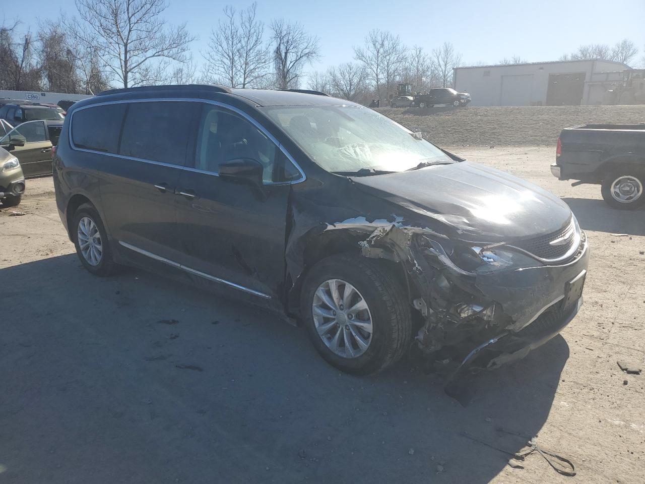 2017 Chrysler Pacifica - Image 4