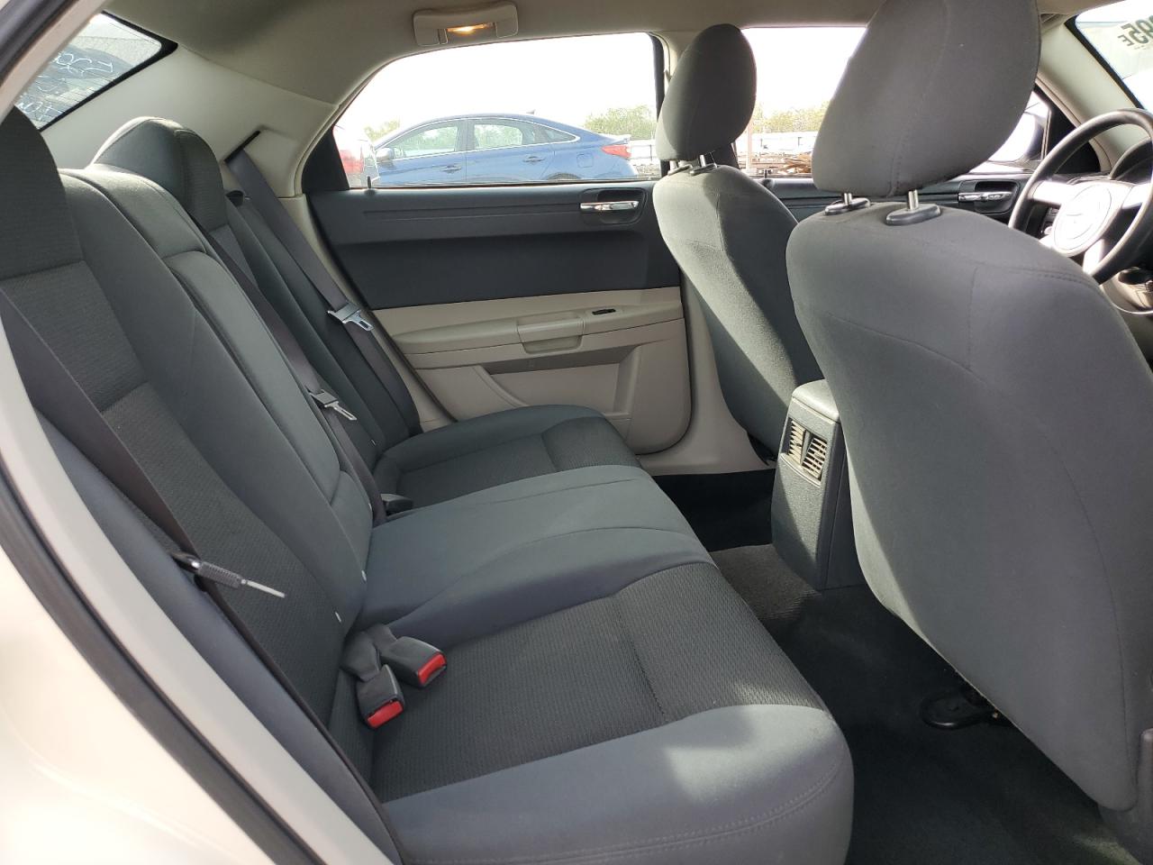 2005 Chrysler 300 - Image 10