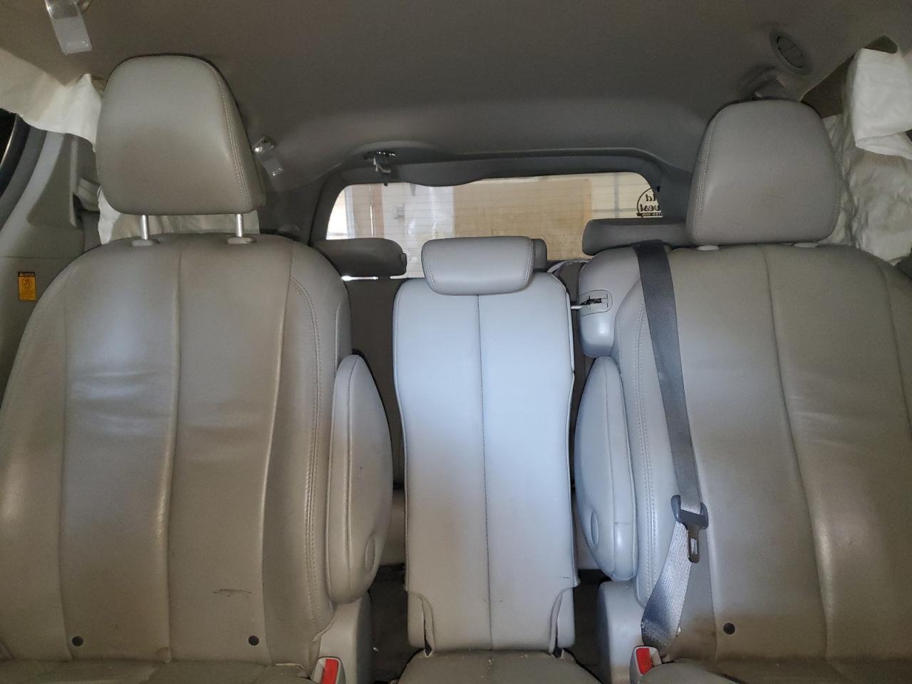 2012 Toyota Sienna - Image 10