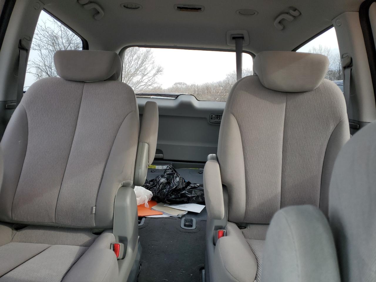 2009 Kia Sedona - Image 10
