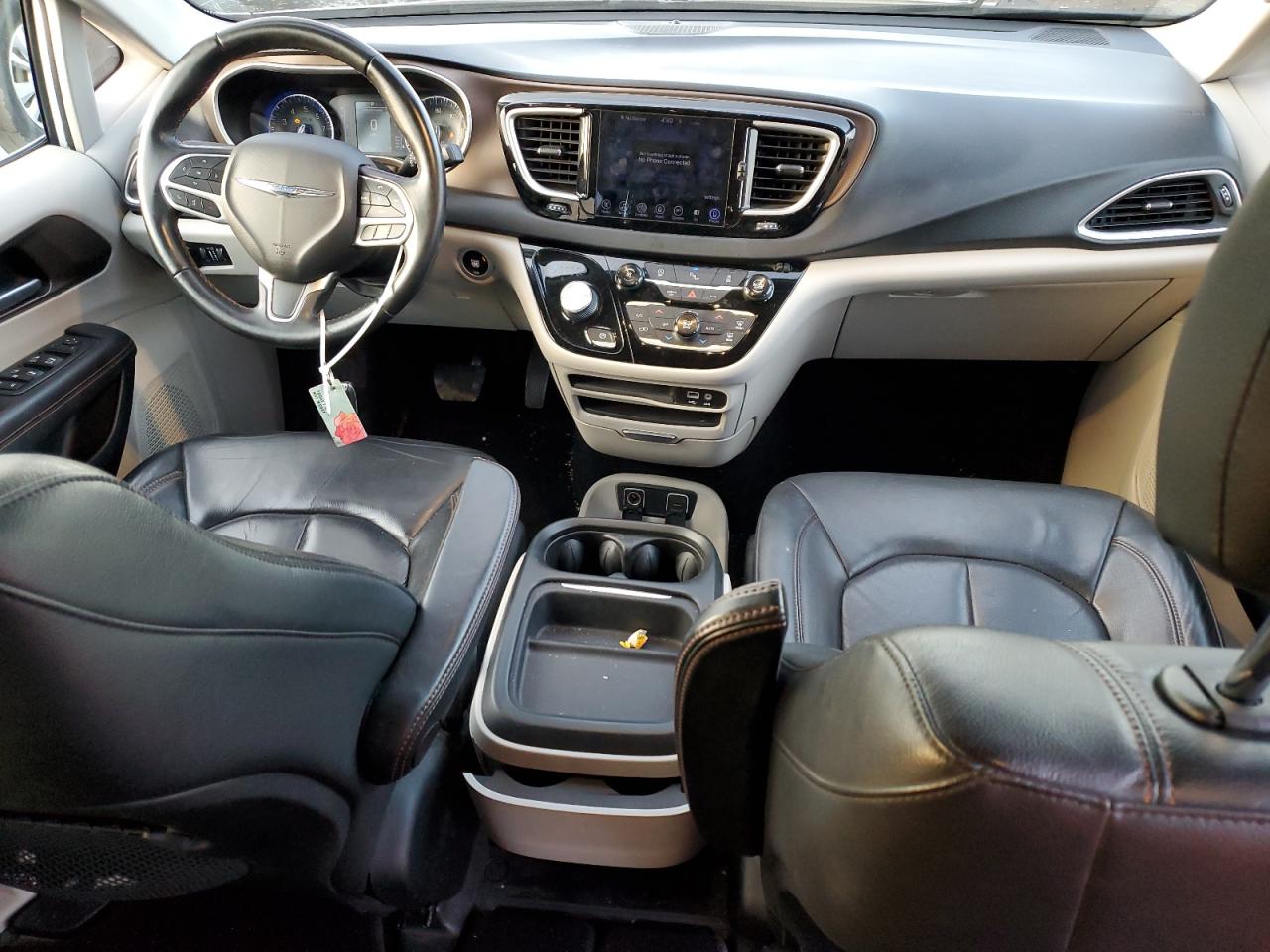 2017 Chrysler Pacifica - Image 8