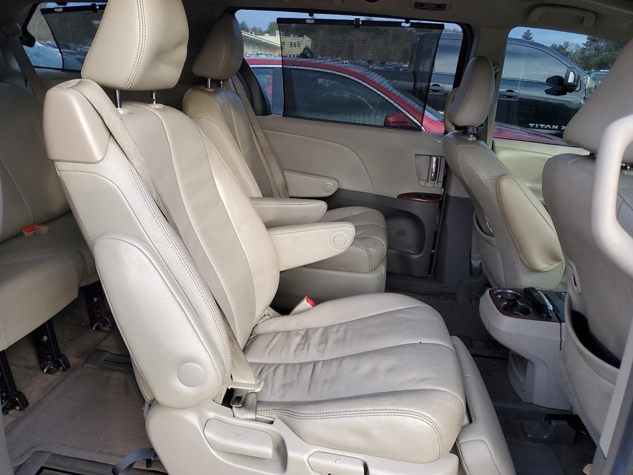 2013 Toyota Sienna - Image 11