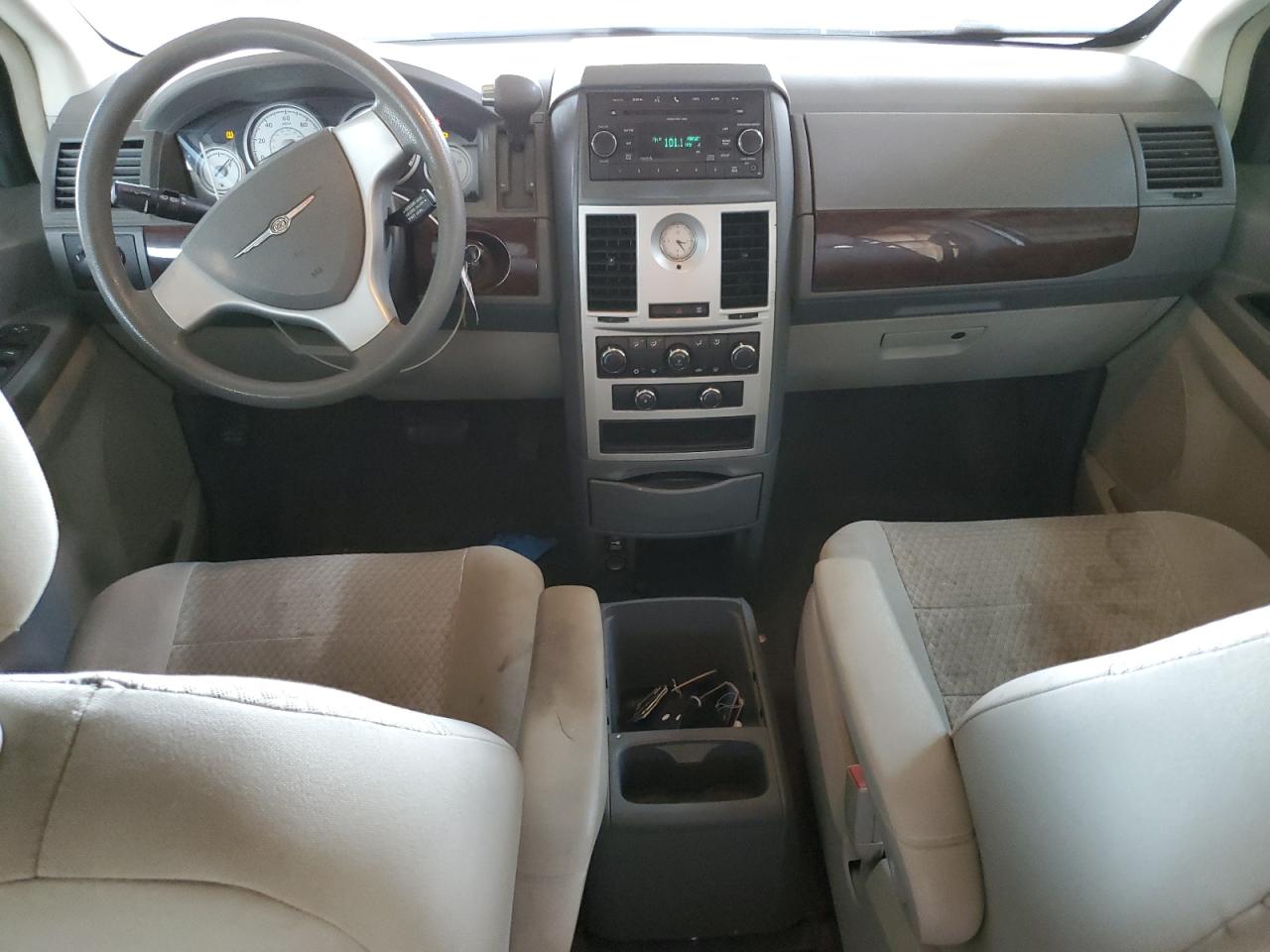 2010 Chrysler Town & Country - Image 8