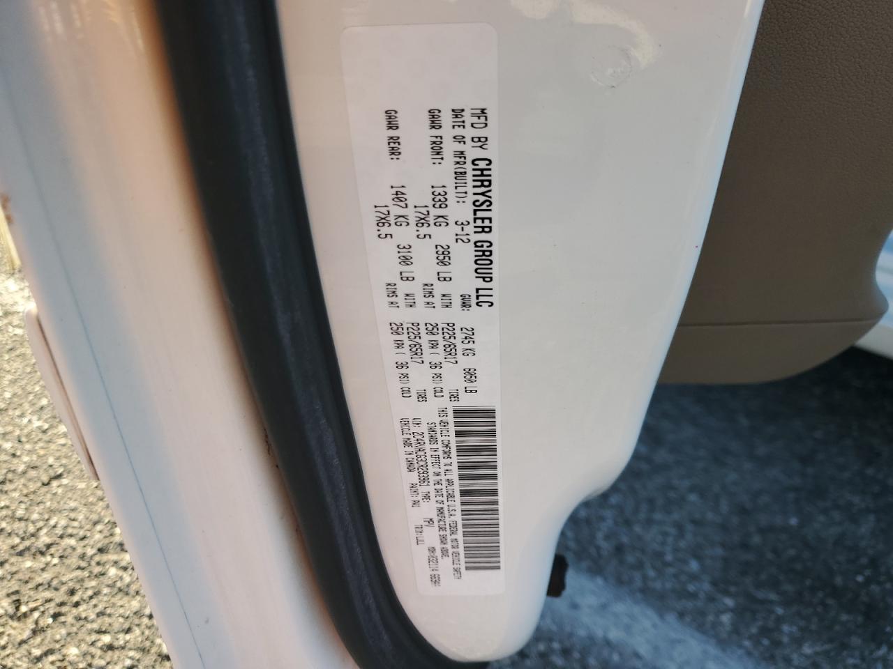 2012 Volkswagen Routan - Image 16