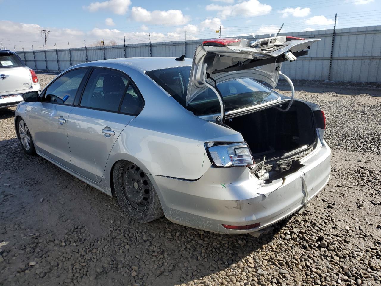 2015 Volkswagen Jetta - Image 2