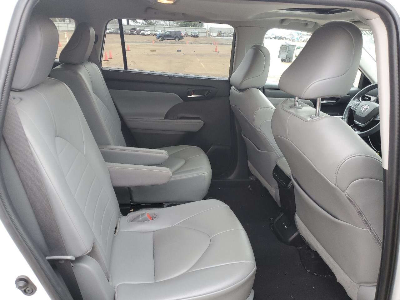 2021 Toyota Highlander - Image 11