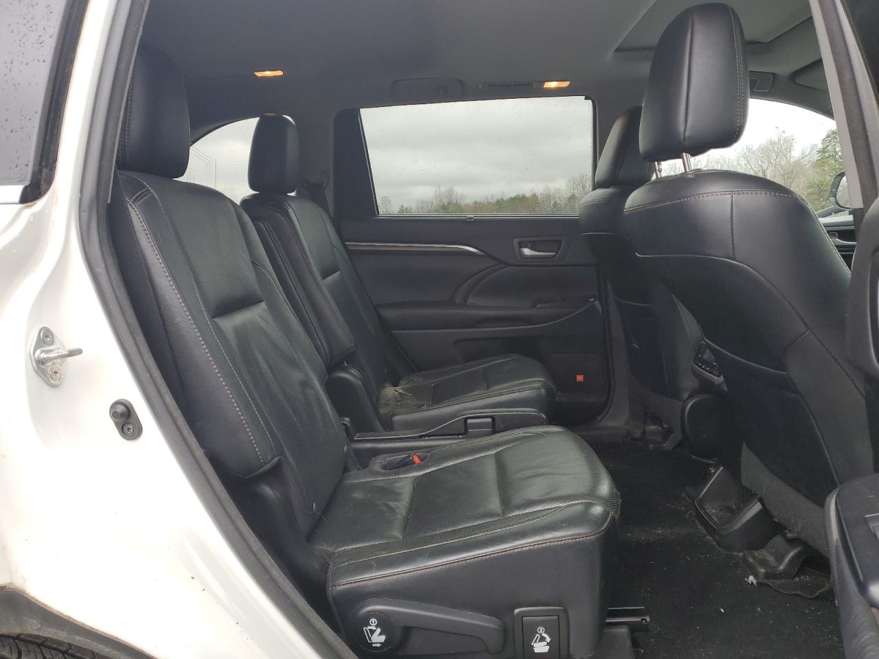 2016 Toyota Highlander - Image 11