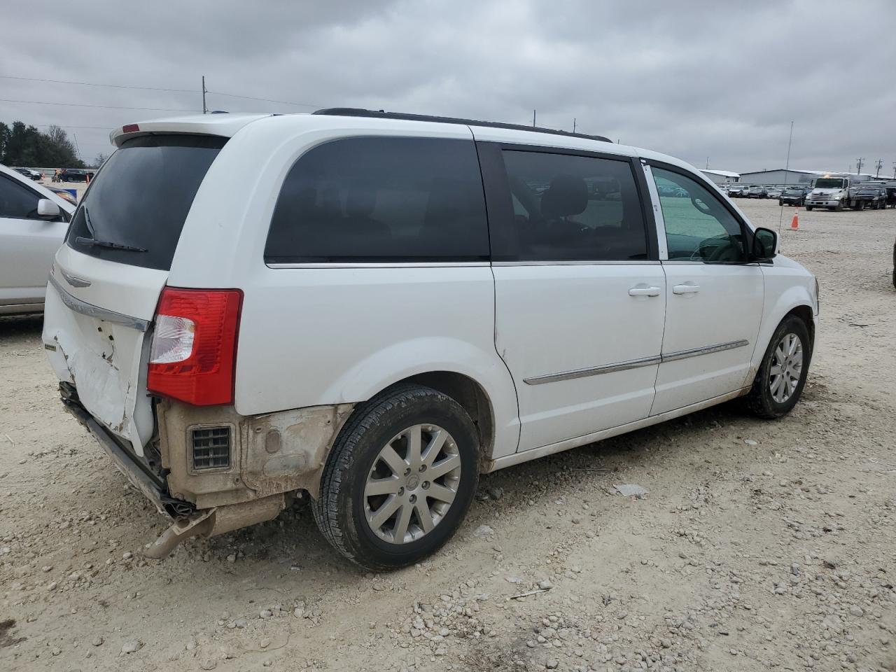 2014 Chrysler Town & Country - Image 3