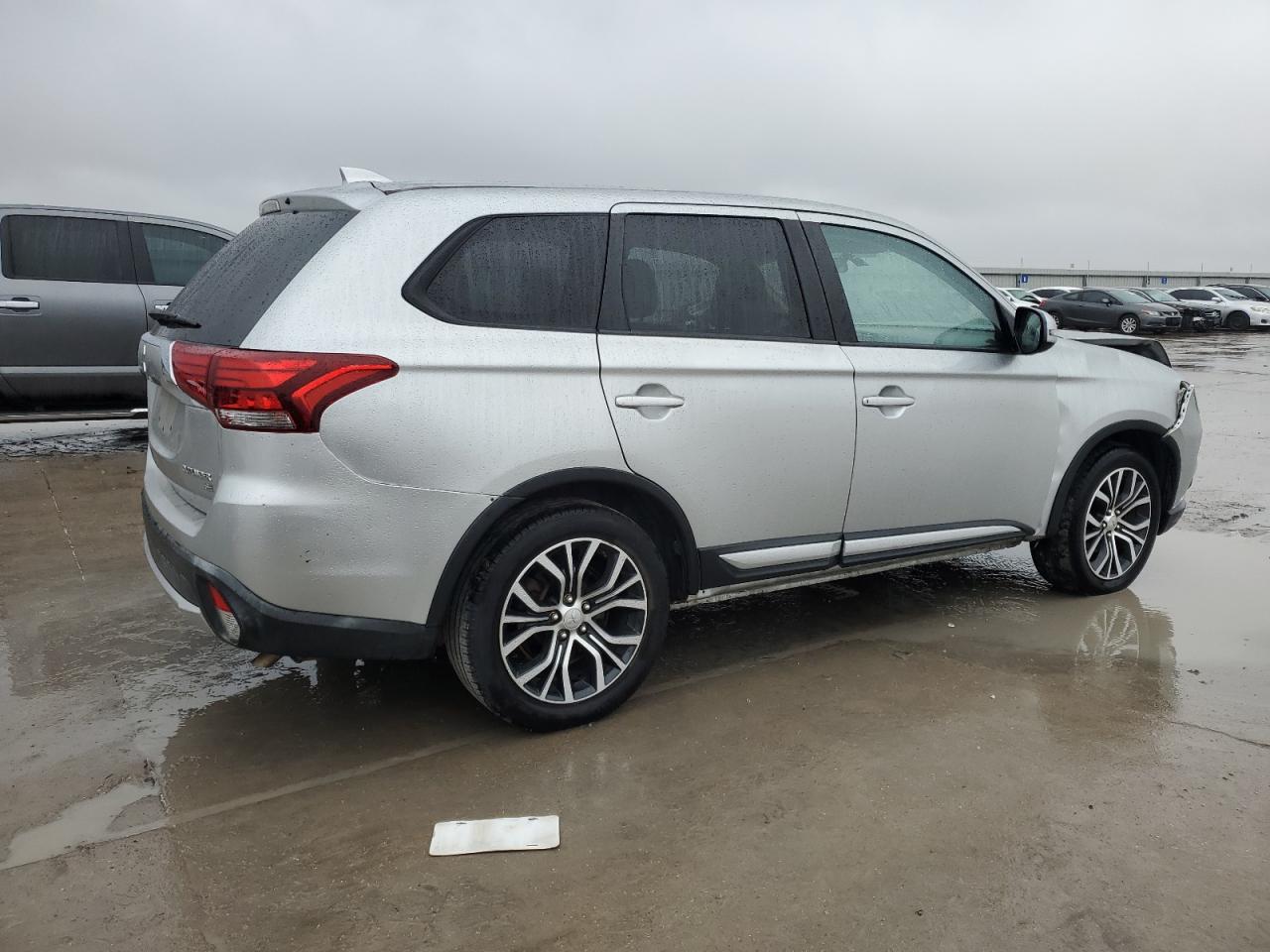 2018 Mitsubishi Outlander - Image 3