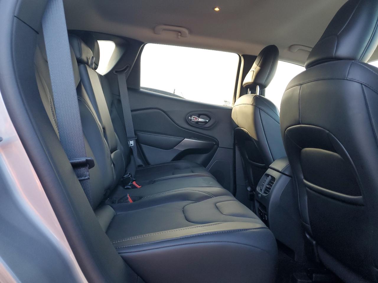 2020 Jeep Grand Cherokee - Image 11