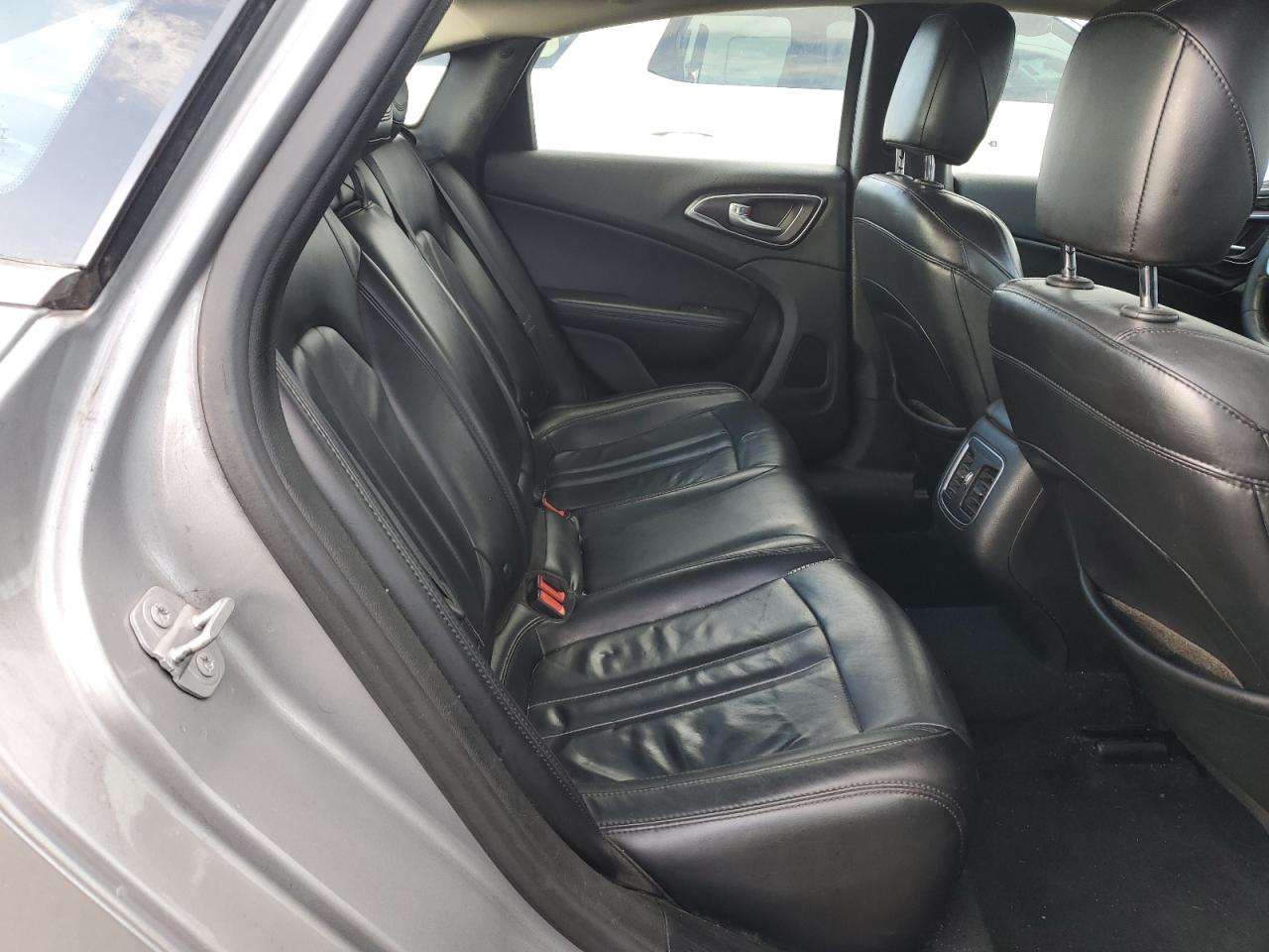 2015 Chrysler 200 - Image 10