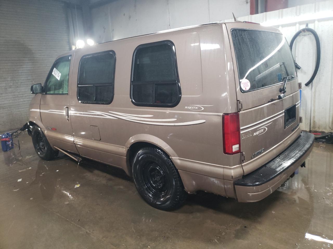 2000 Chevrolet Astro - Image 2