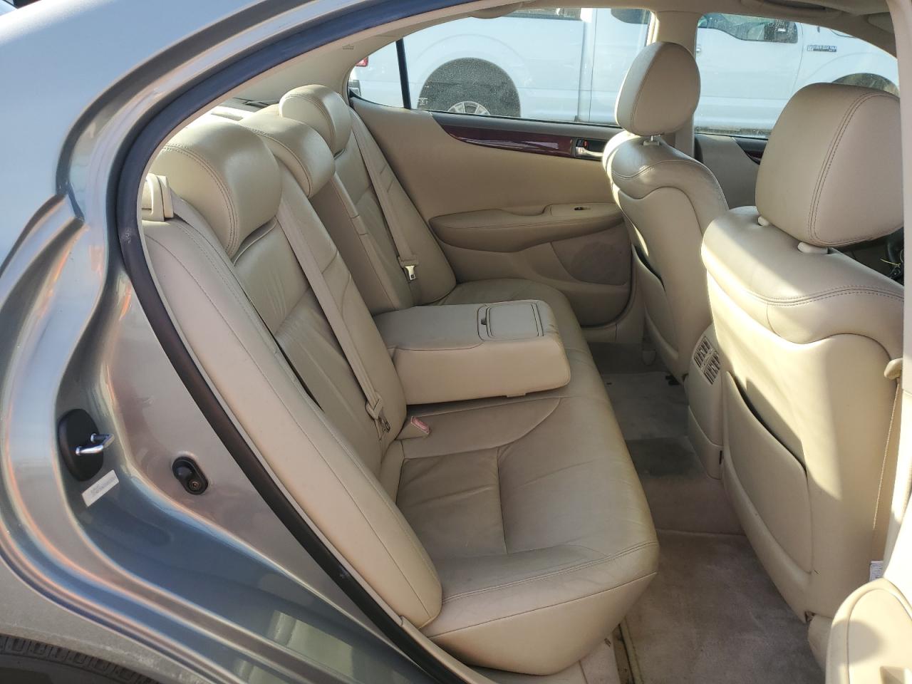 2002 Lexus ES - Image 10