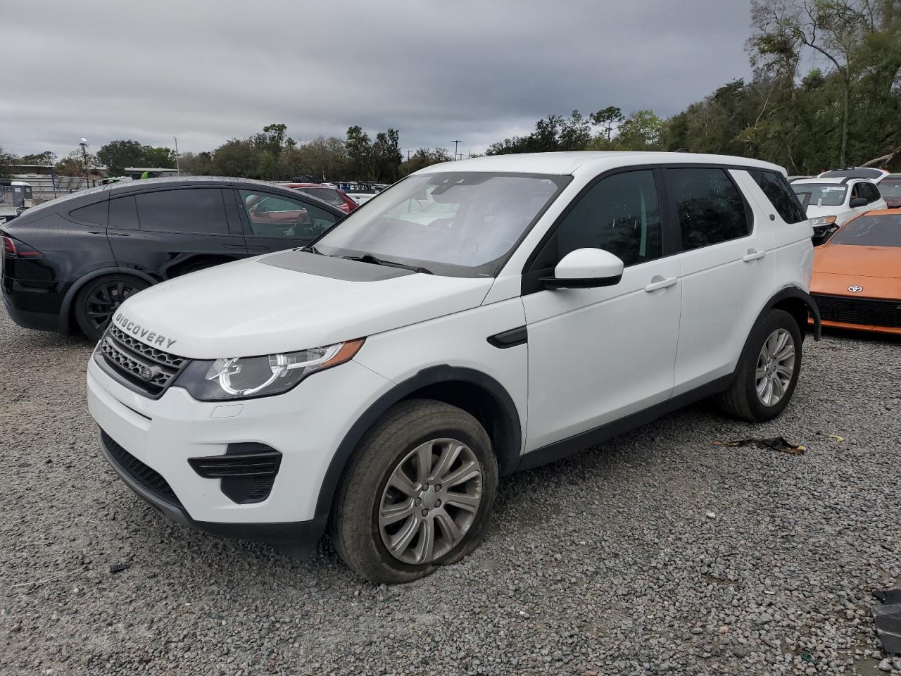 2017 Land Rover Discovery - Image 1