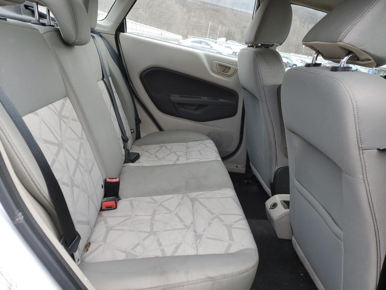 2013 Ford Fiesta - Image 10