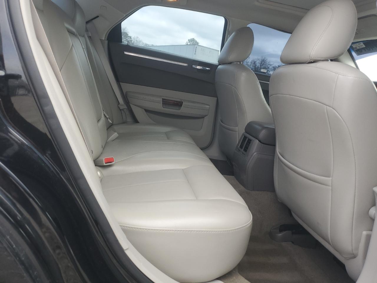 2010 Chrysler 300 - Image 10
