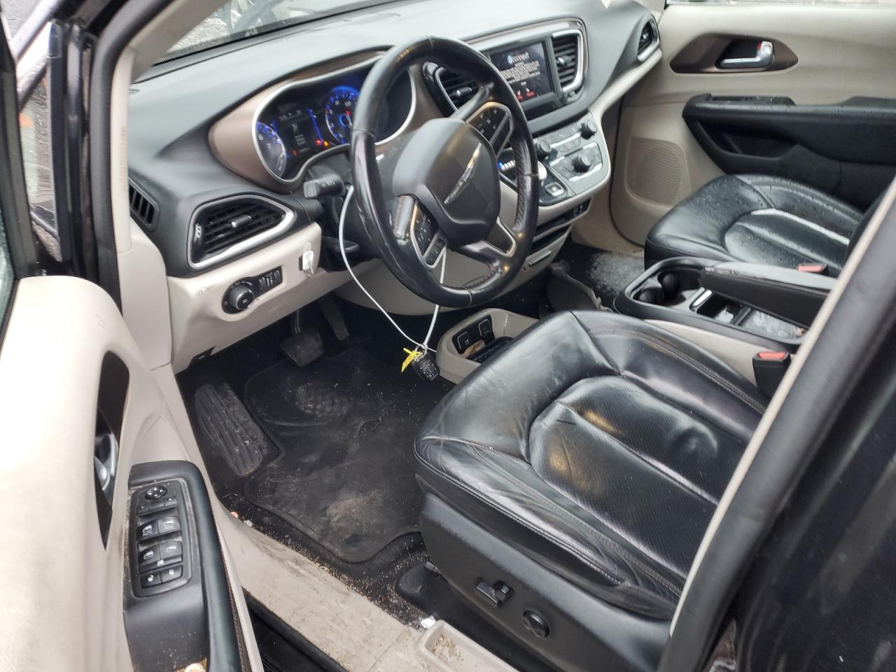 2018 Chrysler Pacifica - Image 8
