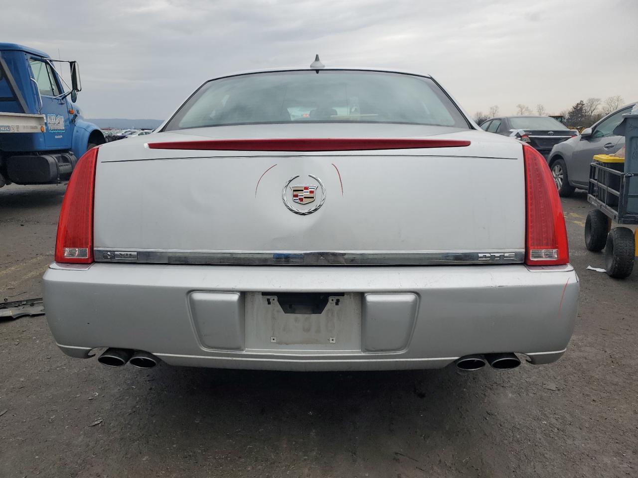 2010 Cadillac DTS - Image 6