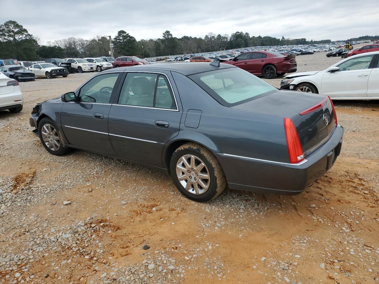 2010 Cadillac DTS - Image 2