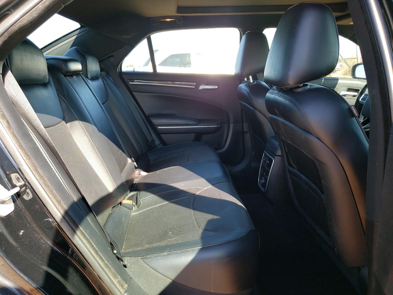 2014 Chrysler 300 - Image 10