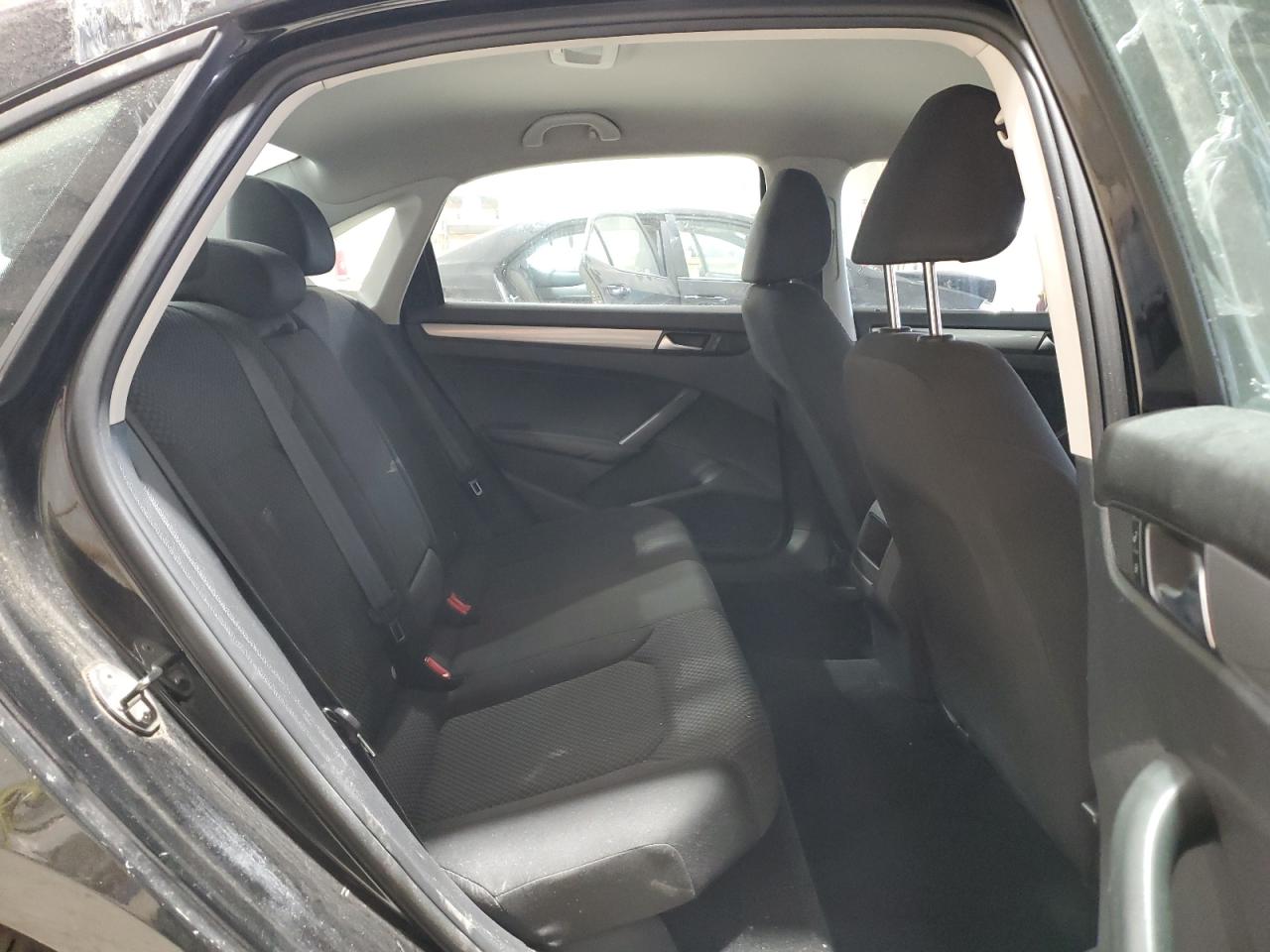 2014 Volkswagen Passat - Image 11