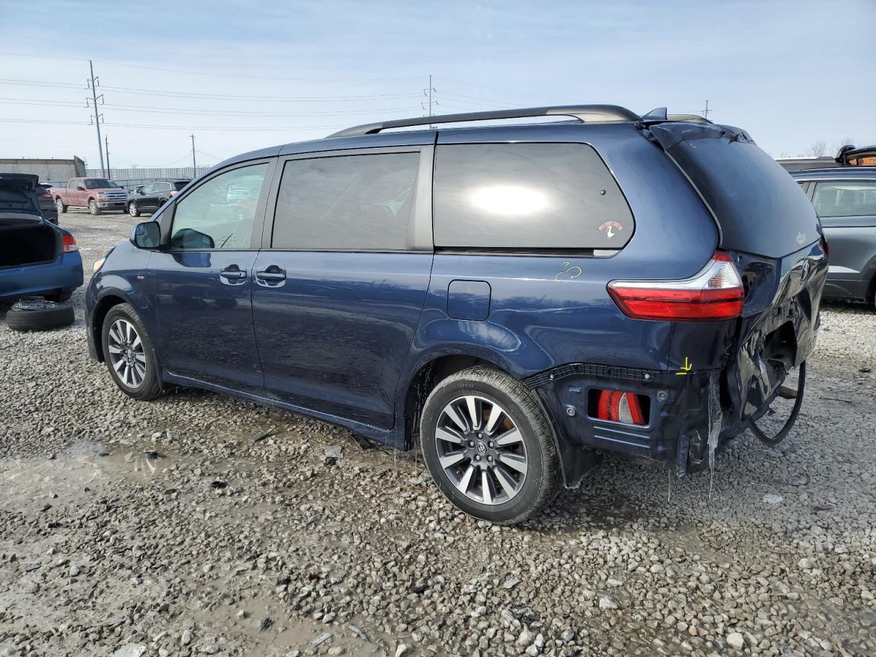 2019 Toyota Sienna - Image 2