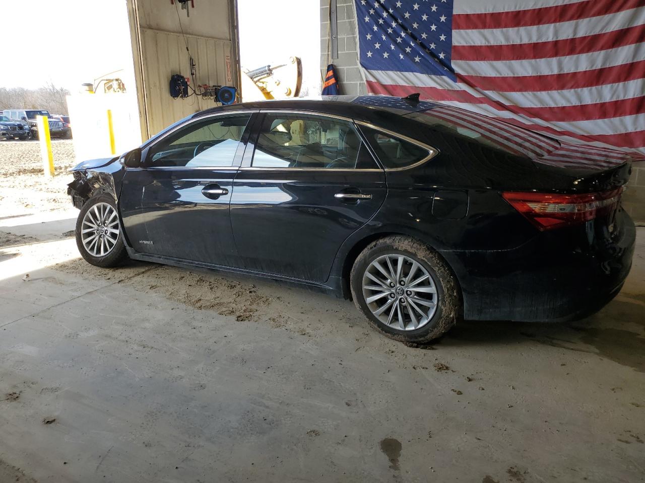 2018 Toyota Avalon - Image 2