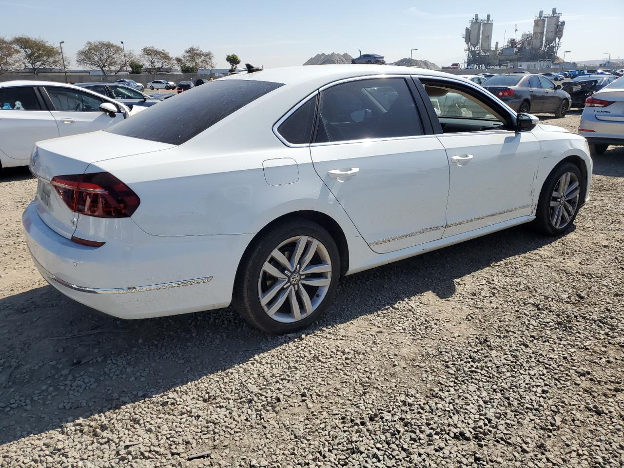2017 Volkswagen Passat - Image 3