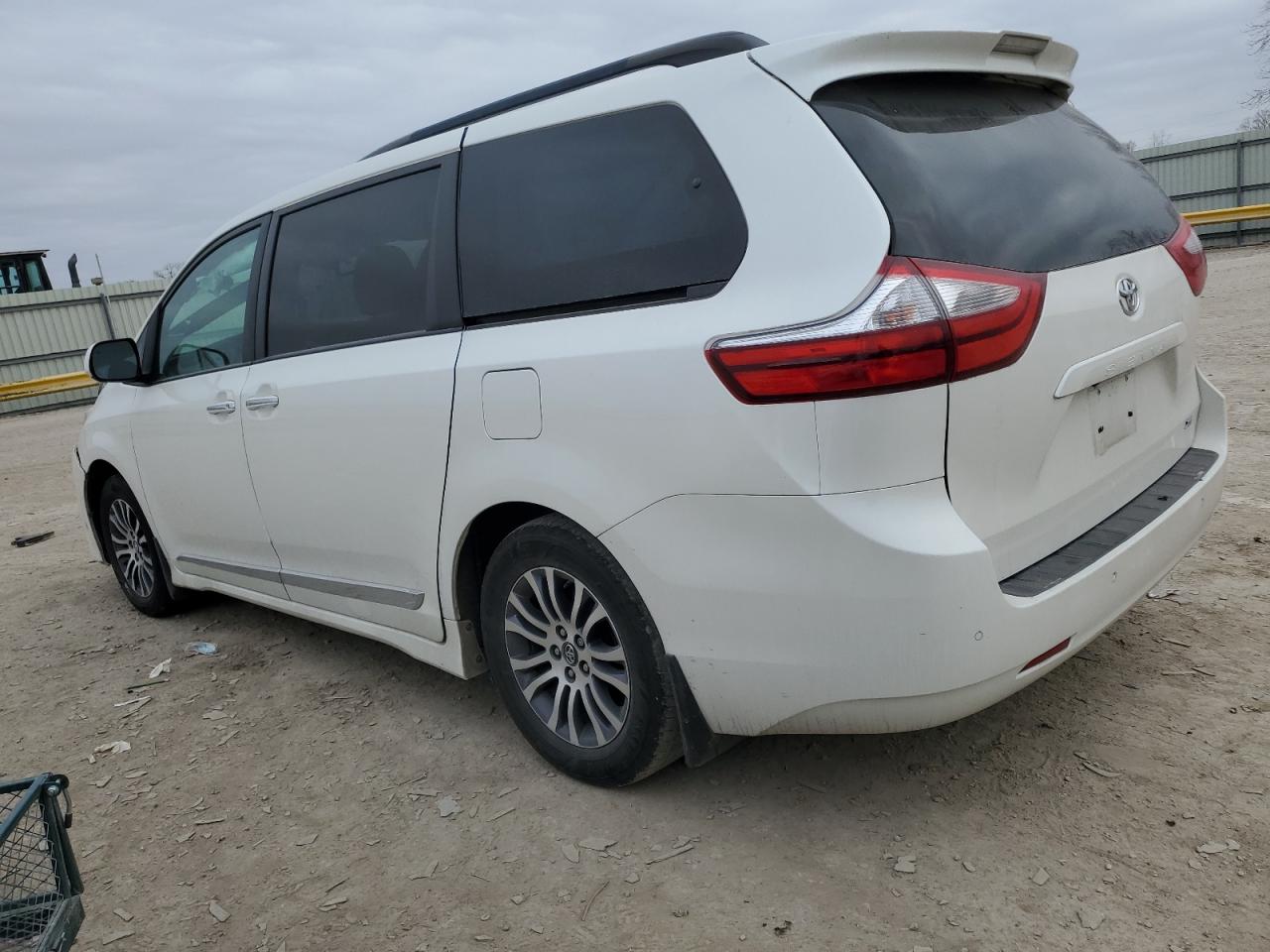 2018 Toyota Sienna - Image 2