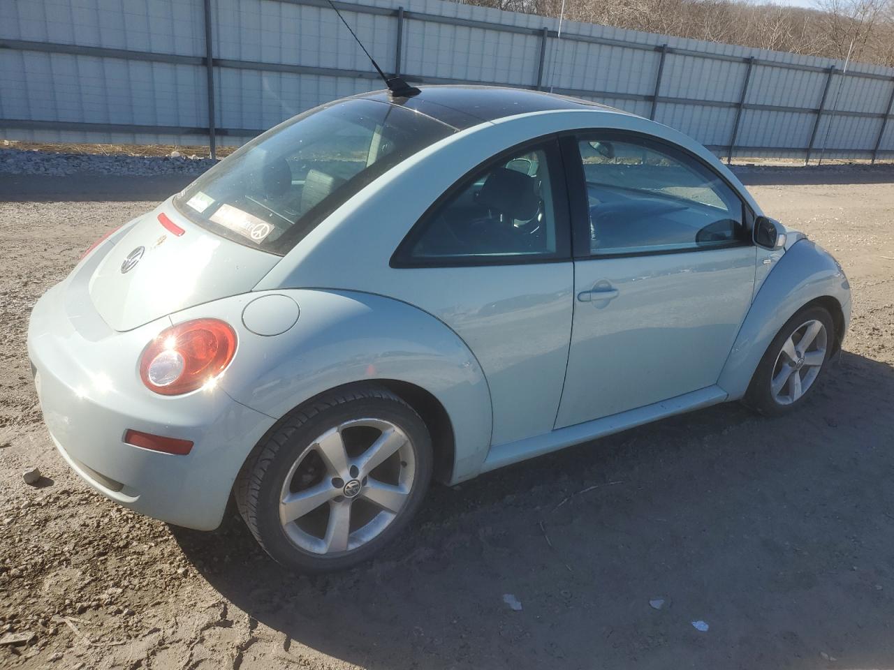 2010 Volkswagen Beetle - Image 3