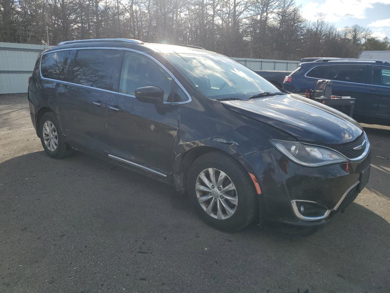 2018 Chrysler Pacifica - Image 4