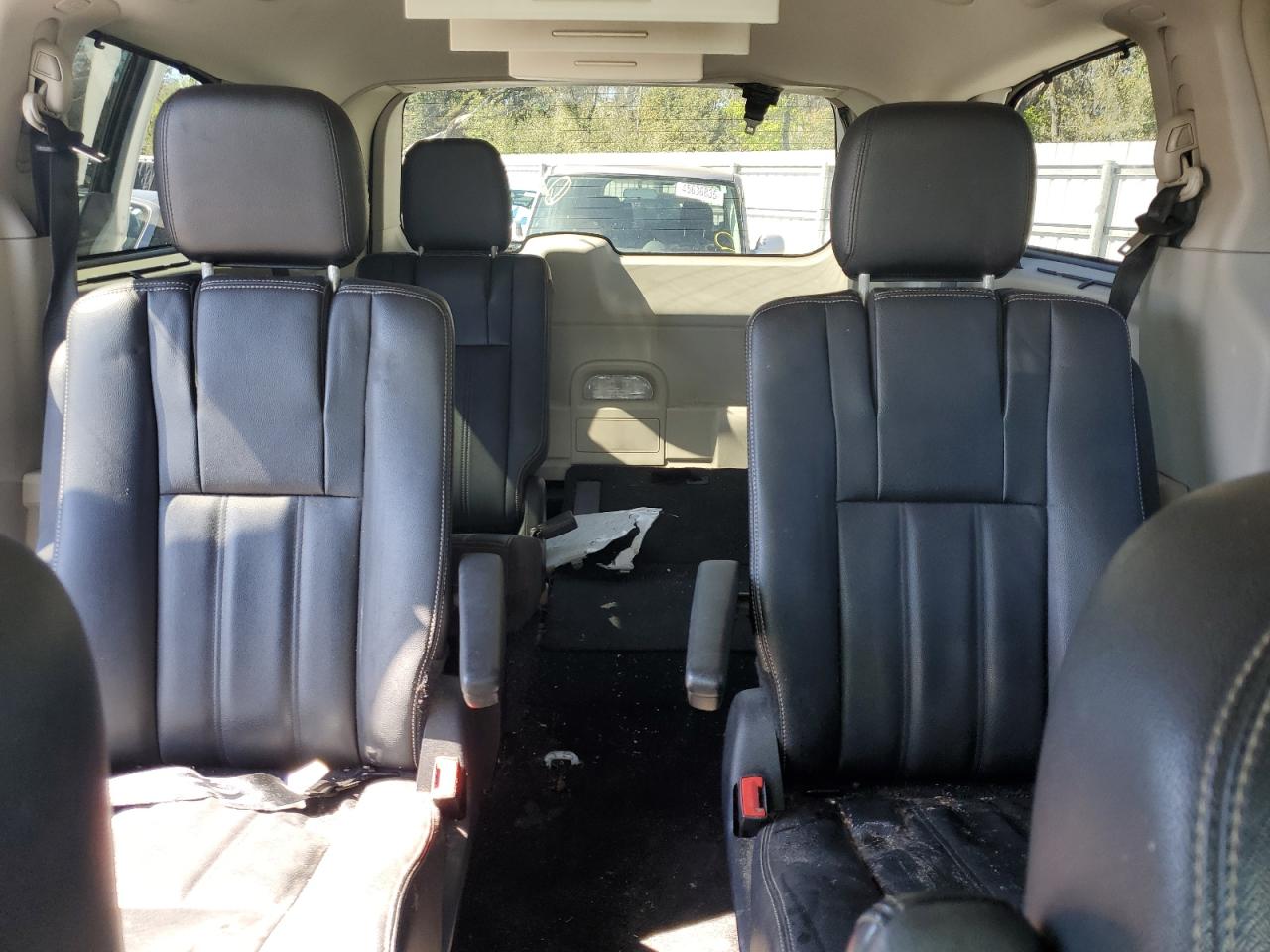 2015 Chrysler Town & Country - Image 10