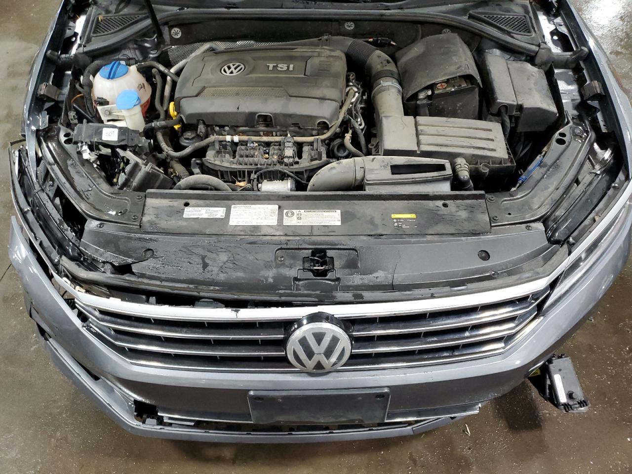 2017 Volkswagen Passat - Image 12
