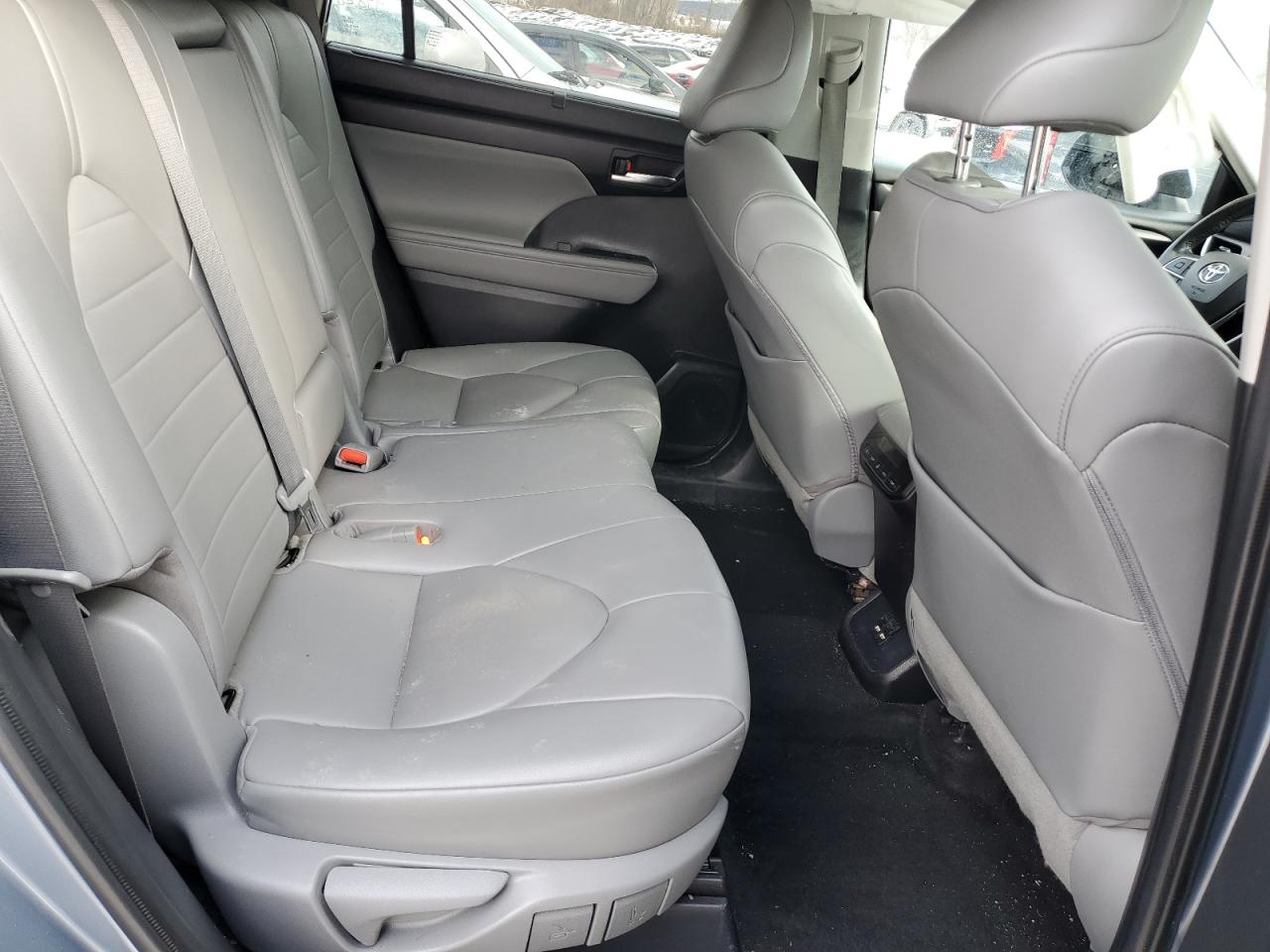 2021 Toyota Highlander - Image 11