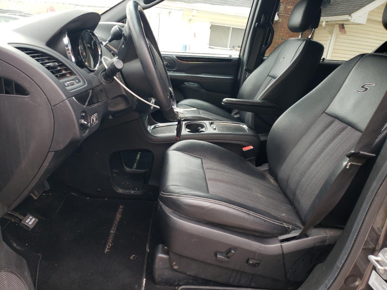 2016 Chrysler Town & Country - Image 7