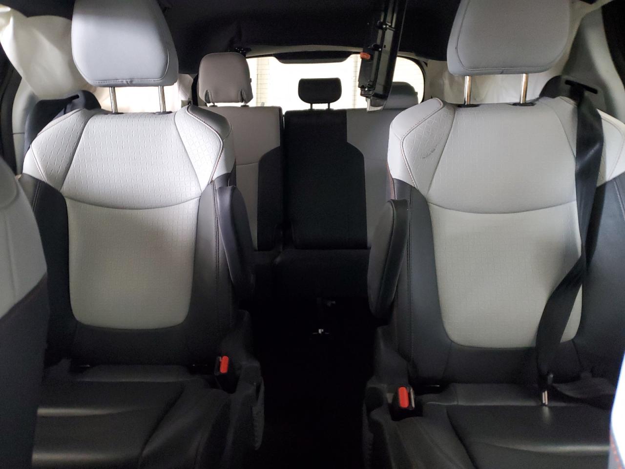 2021 Toyota Sienna - Image 10