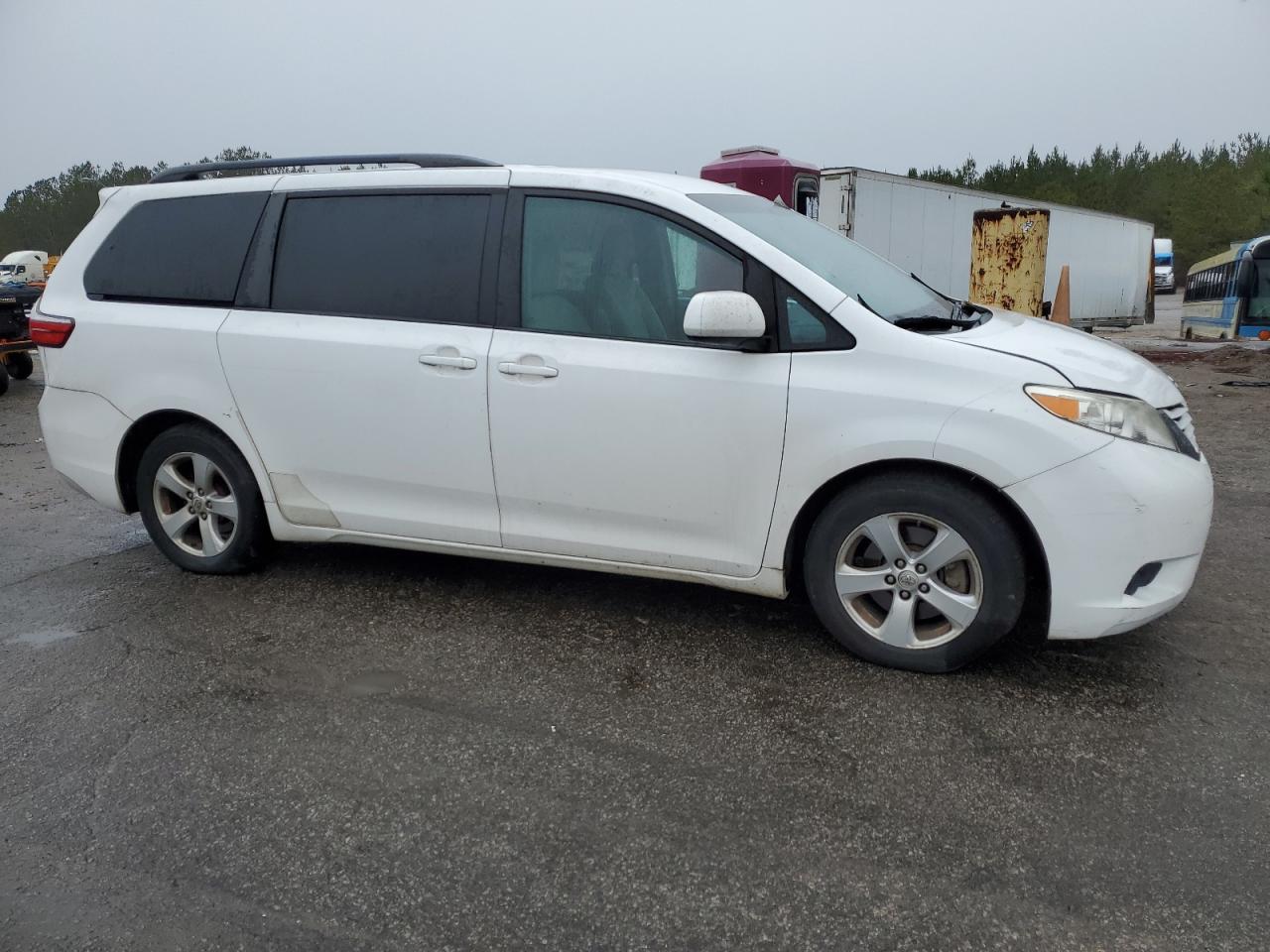 2015 Toyota Sienna - Image 4